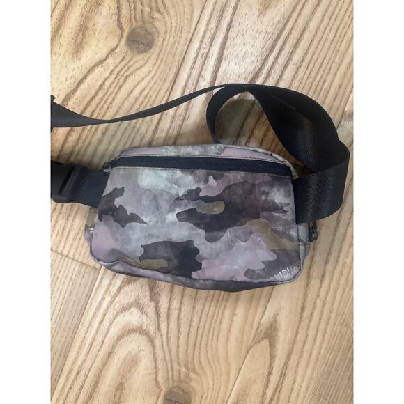 Lululemon Everywhere Belt Bag, camo - Picture 3 of 4